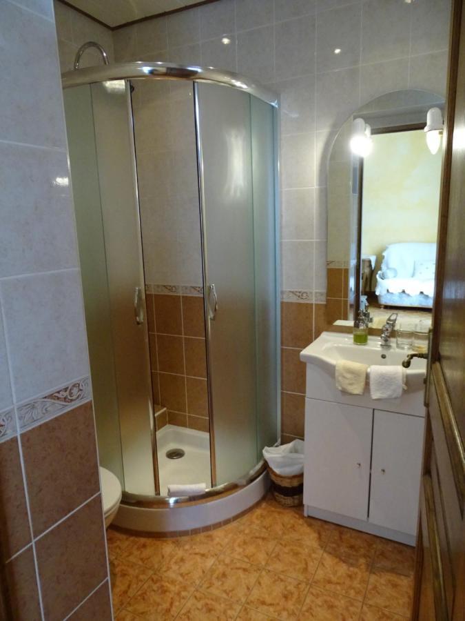 Hotel Aqui Sian Ben à Castellane Extérieur photo