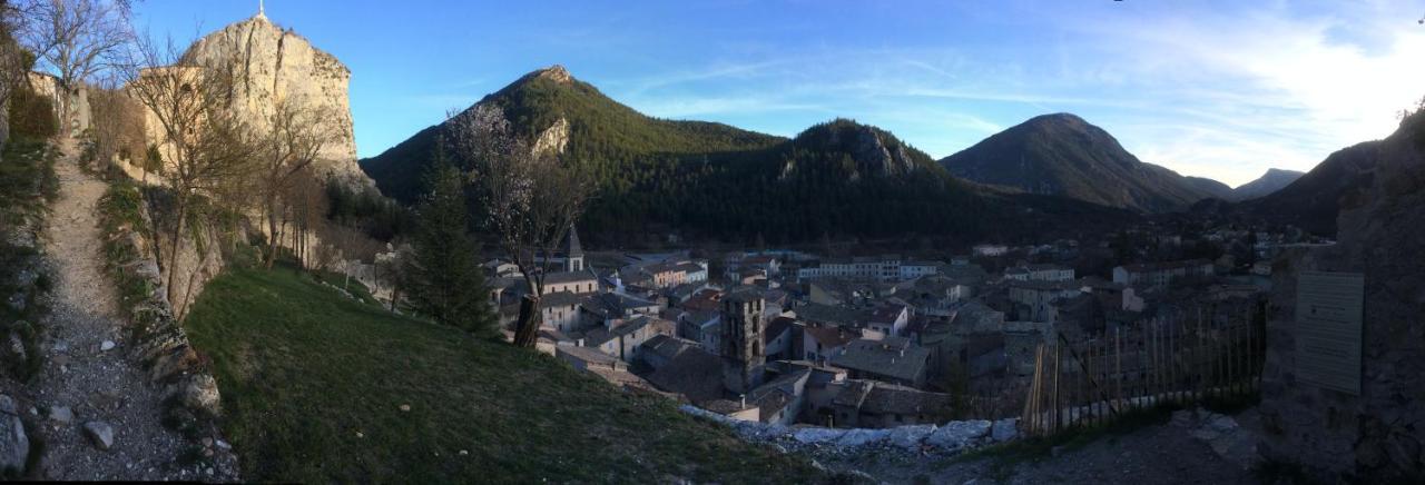 Hotel Aqui Sian Ben à Castellane Extérieur photo